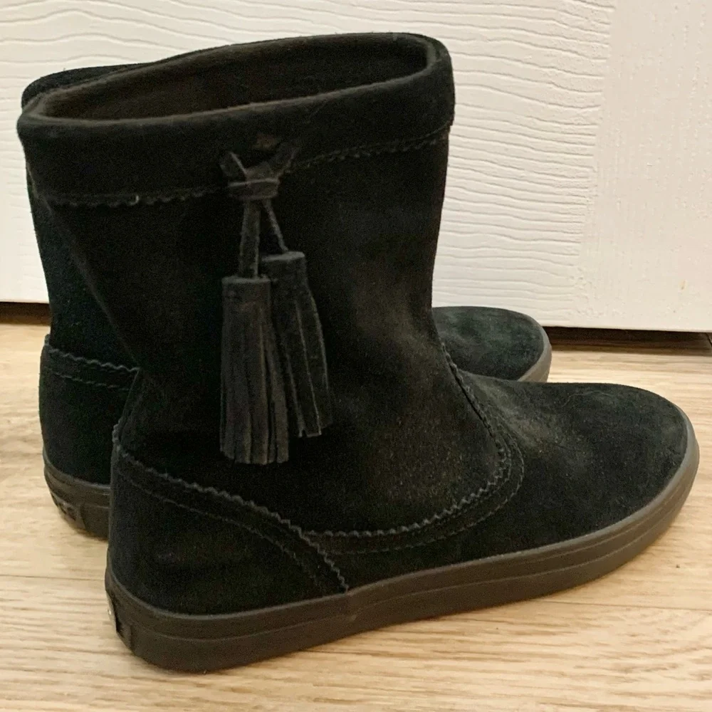 Crocs 7 NWOT Synth Suede Lodgepoint Boots Black Tassel Booties